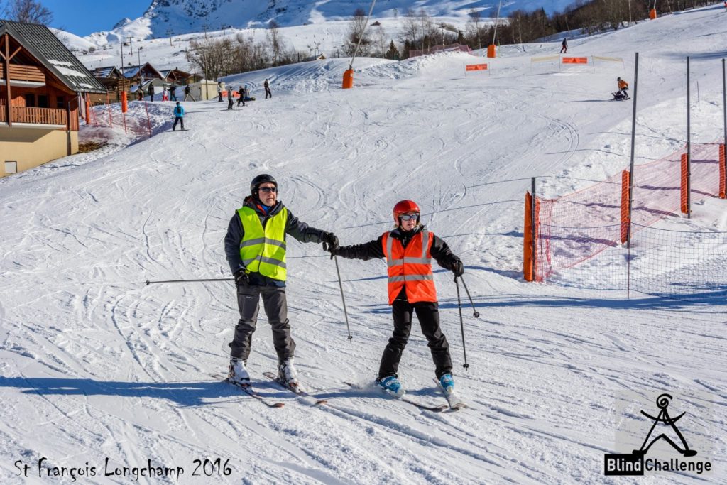 Stage de ski adapté_arrivée en bas de piste d'un duo skieur déficient visuel et son guide