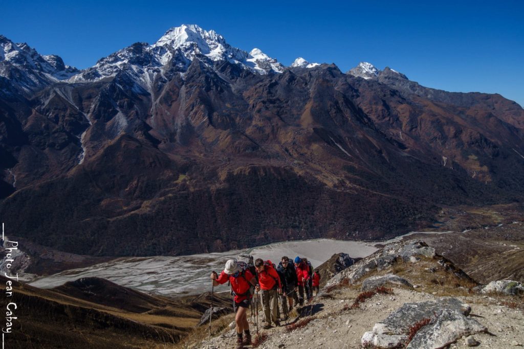 Népal 2016_ascension du TsergoRi. Benoît Denis emmène un groupe parmi lesquels Carine et Victor, déficients visuels