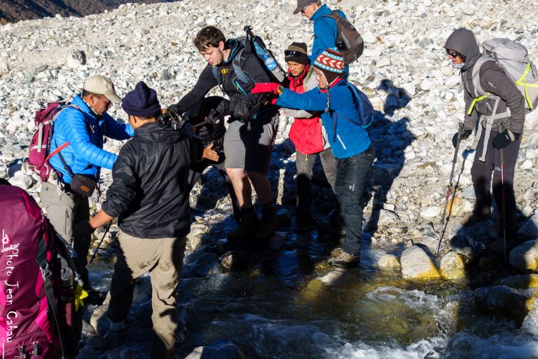 Népal 2016_trekking dans le Langtang_traversée d'un torrent par Victor, déficient visuel