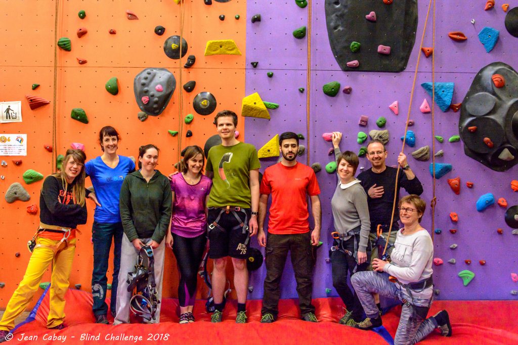 Escalade indoor 2018_un groupe de participants au pied du "mur"