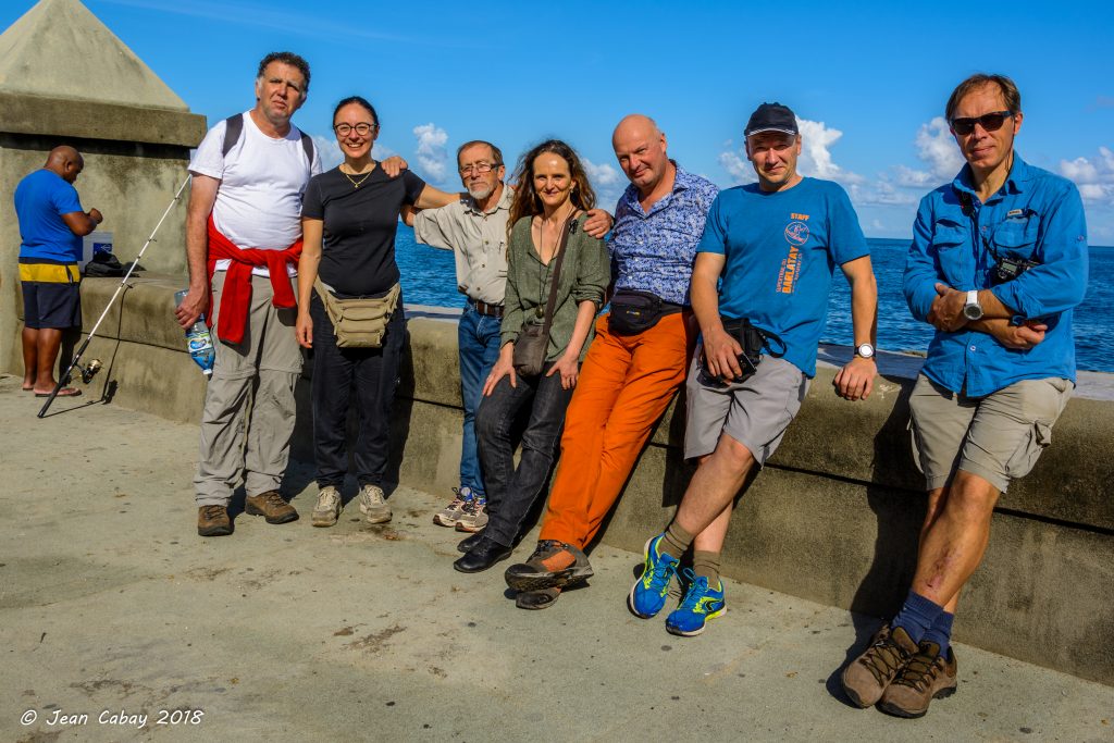 Trekking à Cuba 2018_Une partie des participants Blind Challenge sur le Malecon à La Havane.