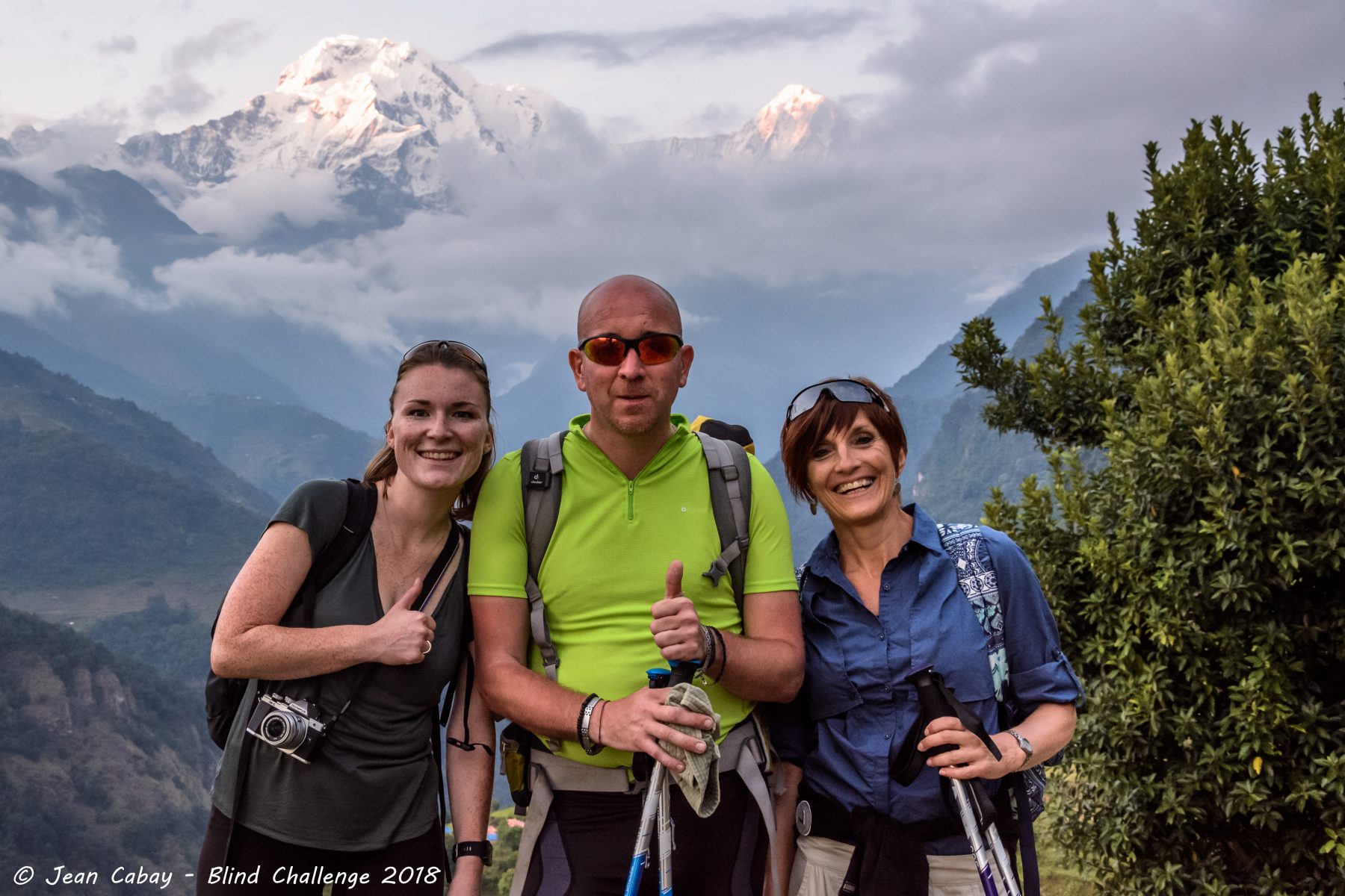 Lolo avec ses guides Julie et Sabine devant le sommet de l'Annapurna South