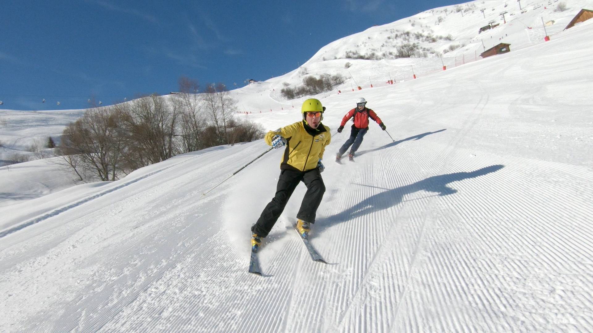 Piste noire_documentaire pédagogique produit par Blind Challenge sur le guidage à ski adapté_Laurent dévale la piste sous les instructions de son guide